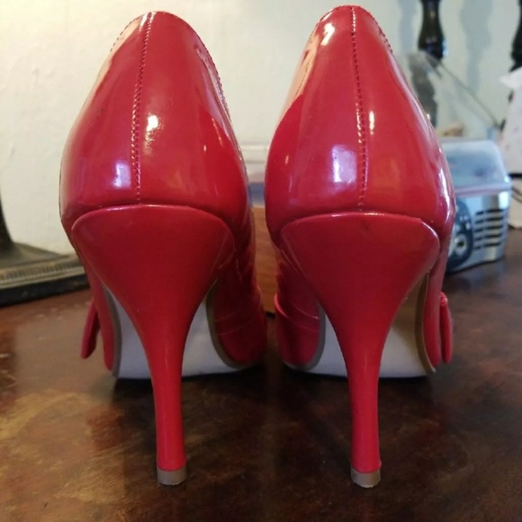 Red Pinup Pumps - Picture 3 of 4